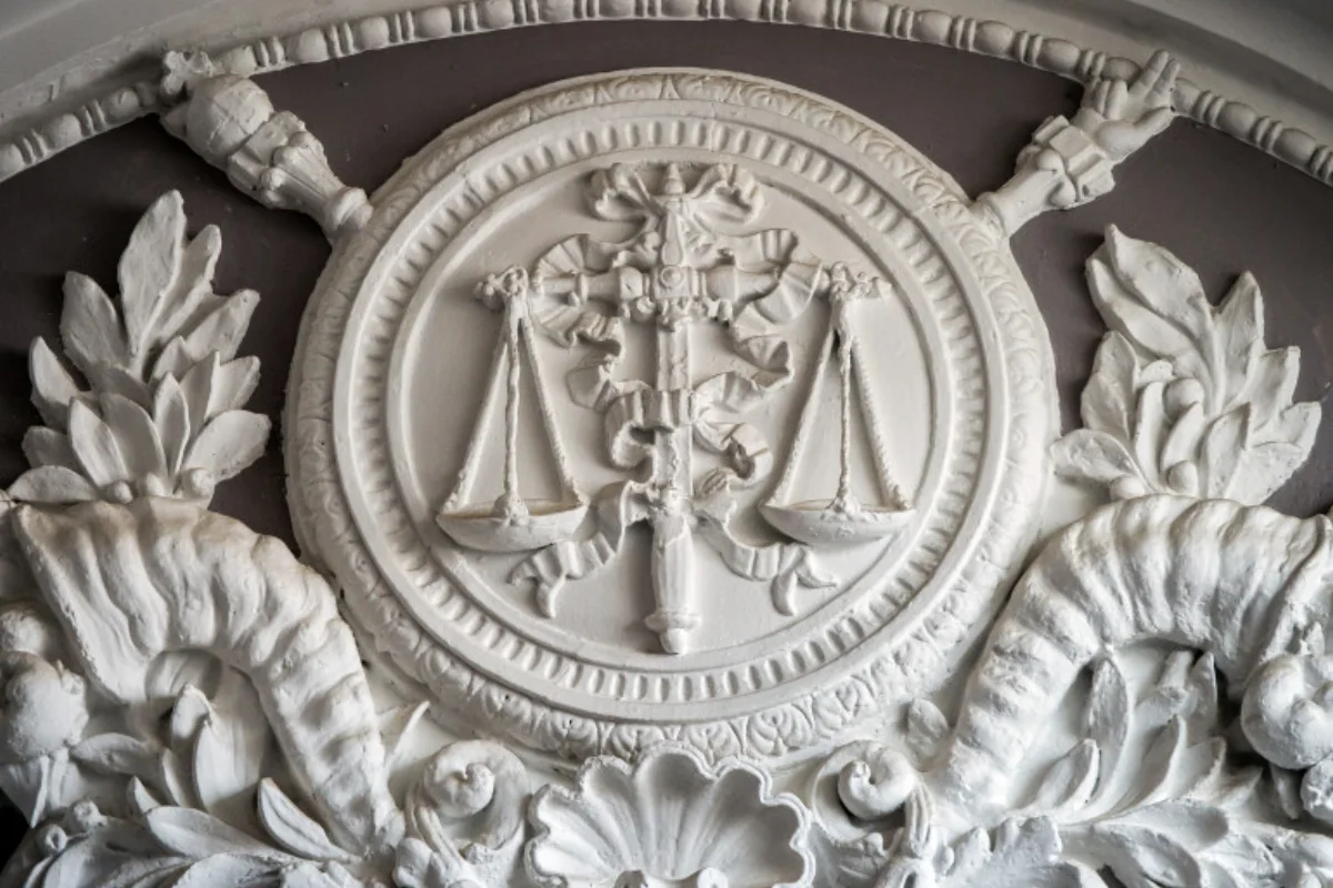 Salle de cour d’assises illustrant l’affaire La Bovary de Chambery
