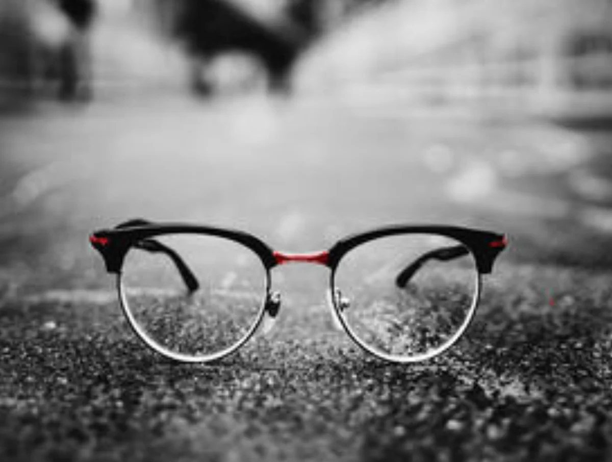Lunettes posées sur le sol, illustration du contentieux du droit à l’image